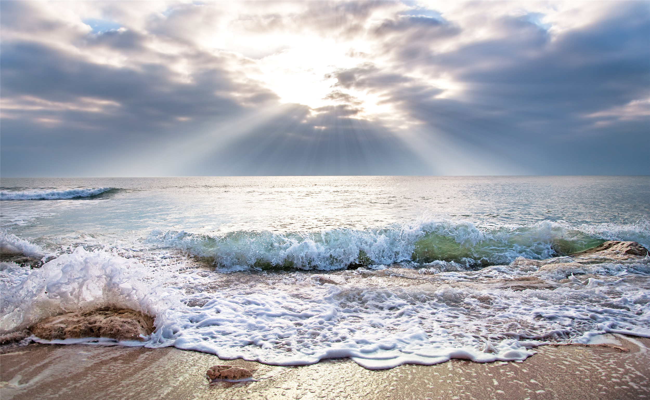 带你们欣赏六张美景图:白色浪花,清澈的海水,你还能