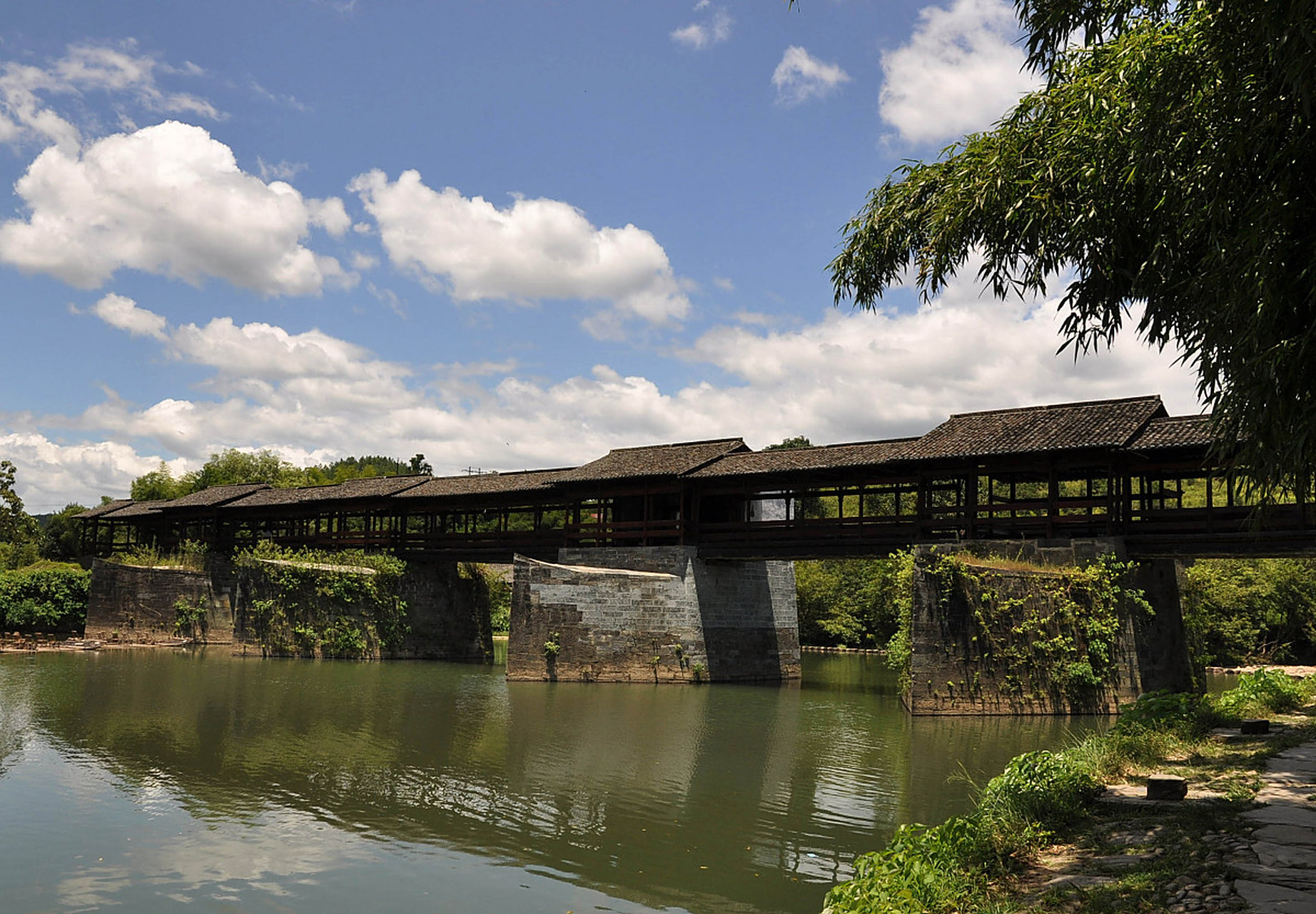 婺源彩虹桥,位于清华镇境内,是一座历史悠久,美丽动人的廊桥.