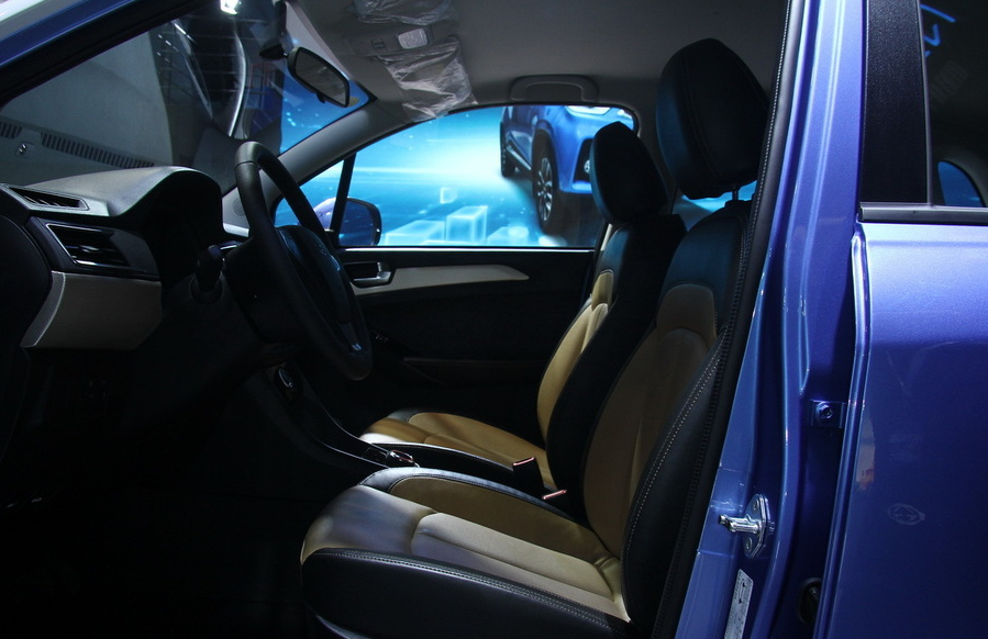 空间是我最满意了,车子的空间蛮大的,开车的时候驾驶座的空间特别的大