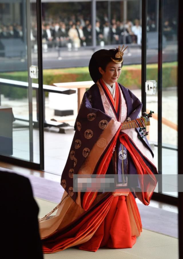 日本雅子皇后穿和服真优雅!却被同穿和服的纪子妃母女三人抢风头