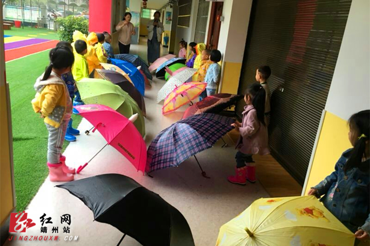 靖州:下雨天 这个幼儿园老师带着孩子踩水玩沙