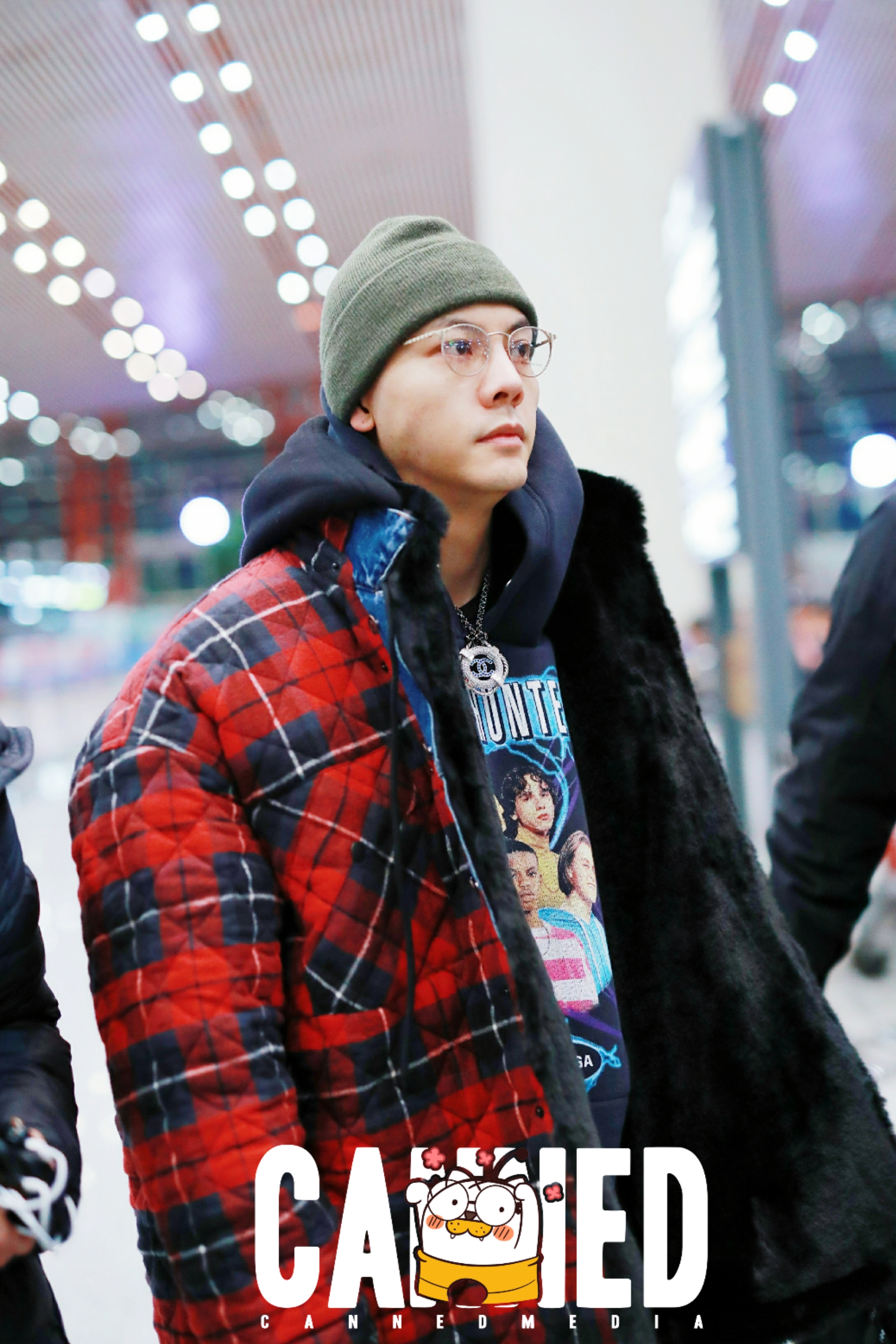 陈伟霆机场街拍,网友:这是披了个棉被吗?