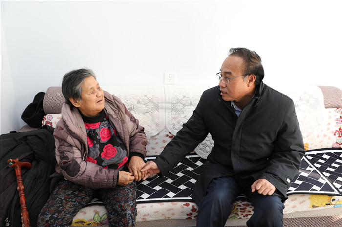 燕振诚到市卫生健康委帮扶村开展走访慰问活动