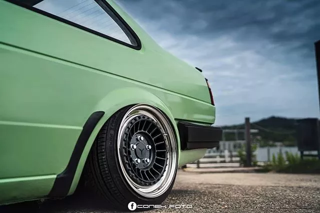 抹茶绿搭配20年老车更显年轻,大众捷达mk2姿态改装案例!