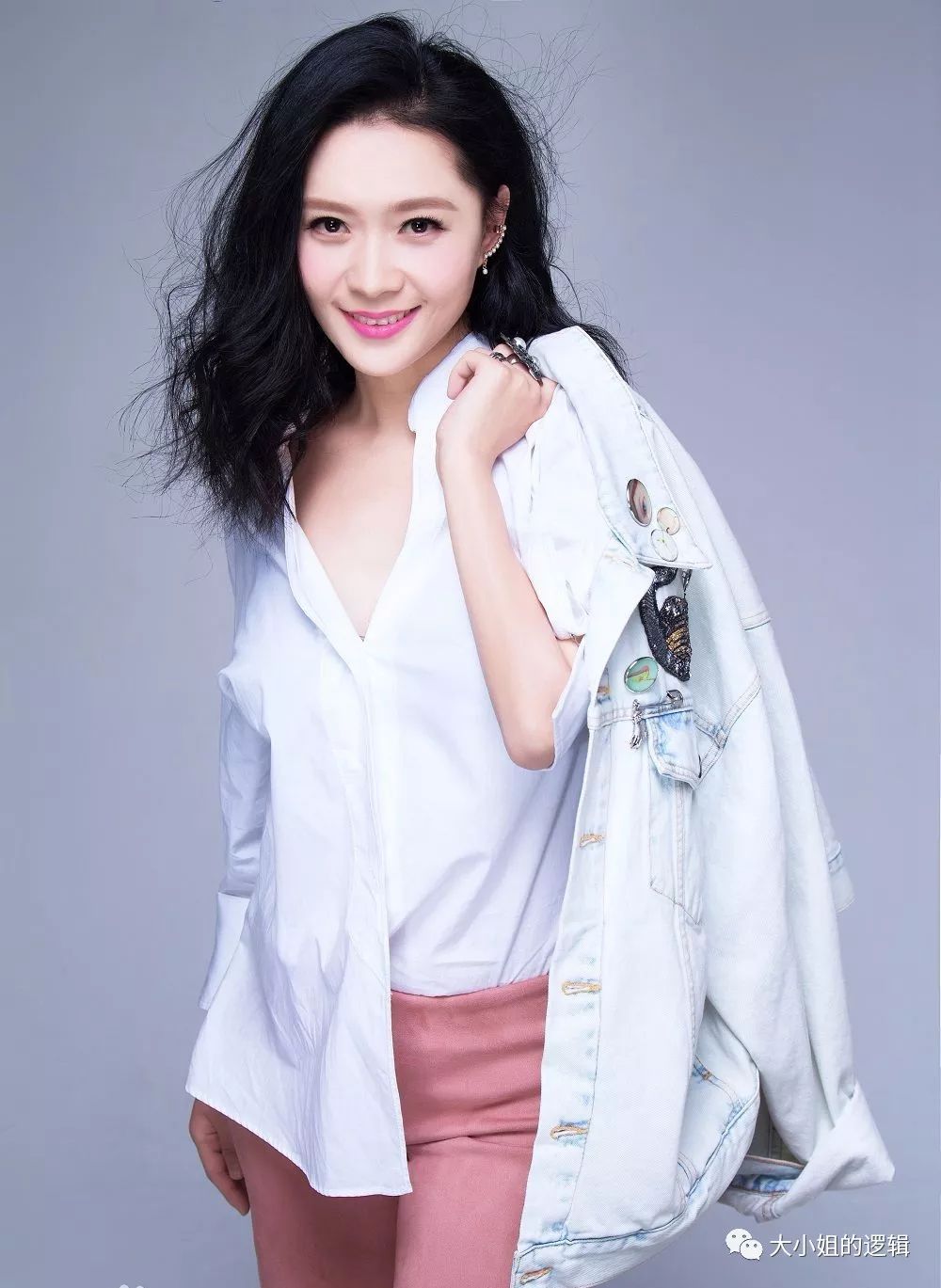 贾金金一组时尚写真大片曝光,甜美治愈系笑容纯净活泼