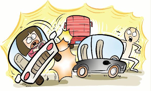 对面来了一辆大货车,新手女司机直接呆住了,被撞飞10多米侧翻,又撞上