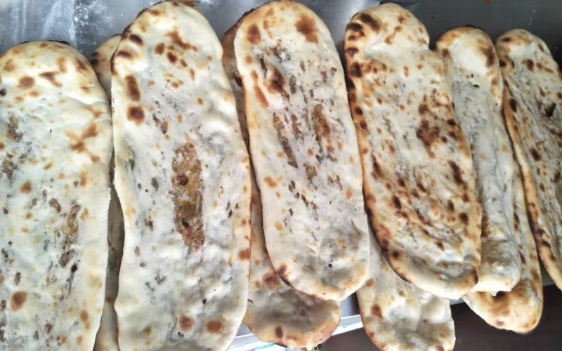 60岁大爷卖特色"鞋垫饼",有荤有素一律4元,顾客:吃1个都不够