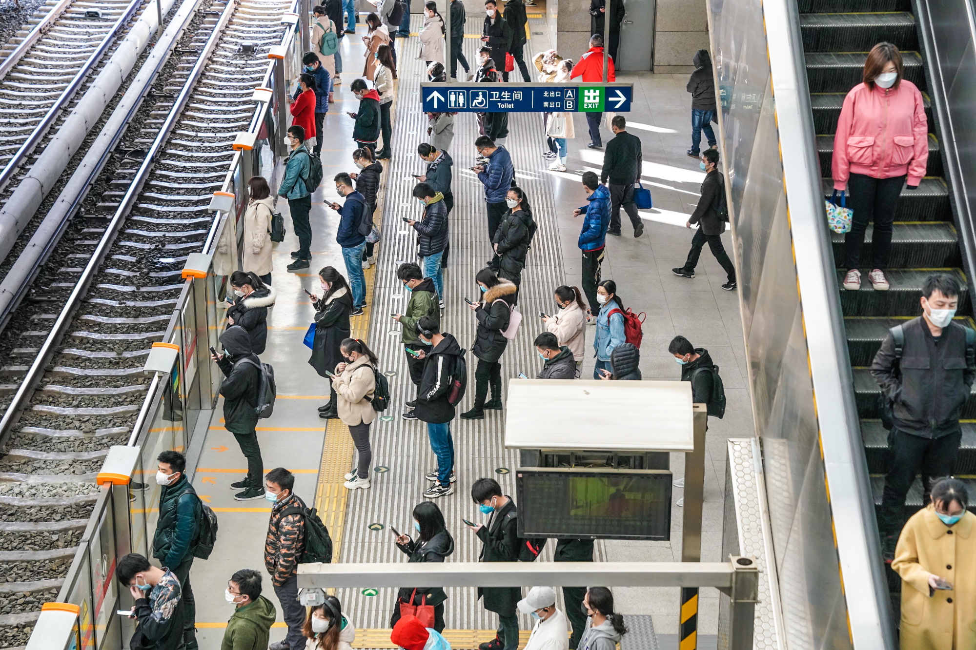 「北京地铁」实拍今晨北京西二旗地铁站早高峰，人来人往中乘客自觉拉开间隔
