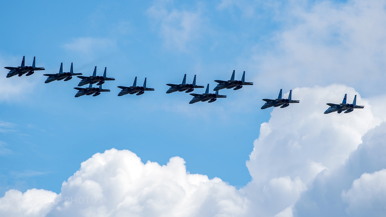 10架f-15战斗机组团展示 水平到底如何看看间距和整齐度就知道了
