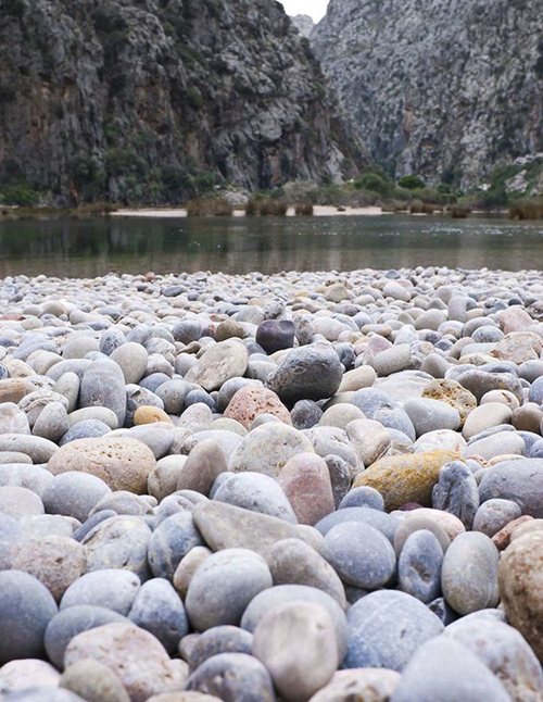 河床变宽,河水变缓,这种特定的河流段位,使得大量的石头沉积此间