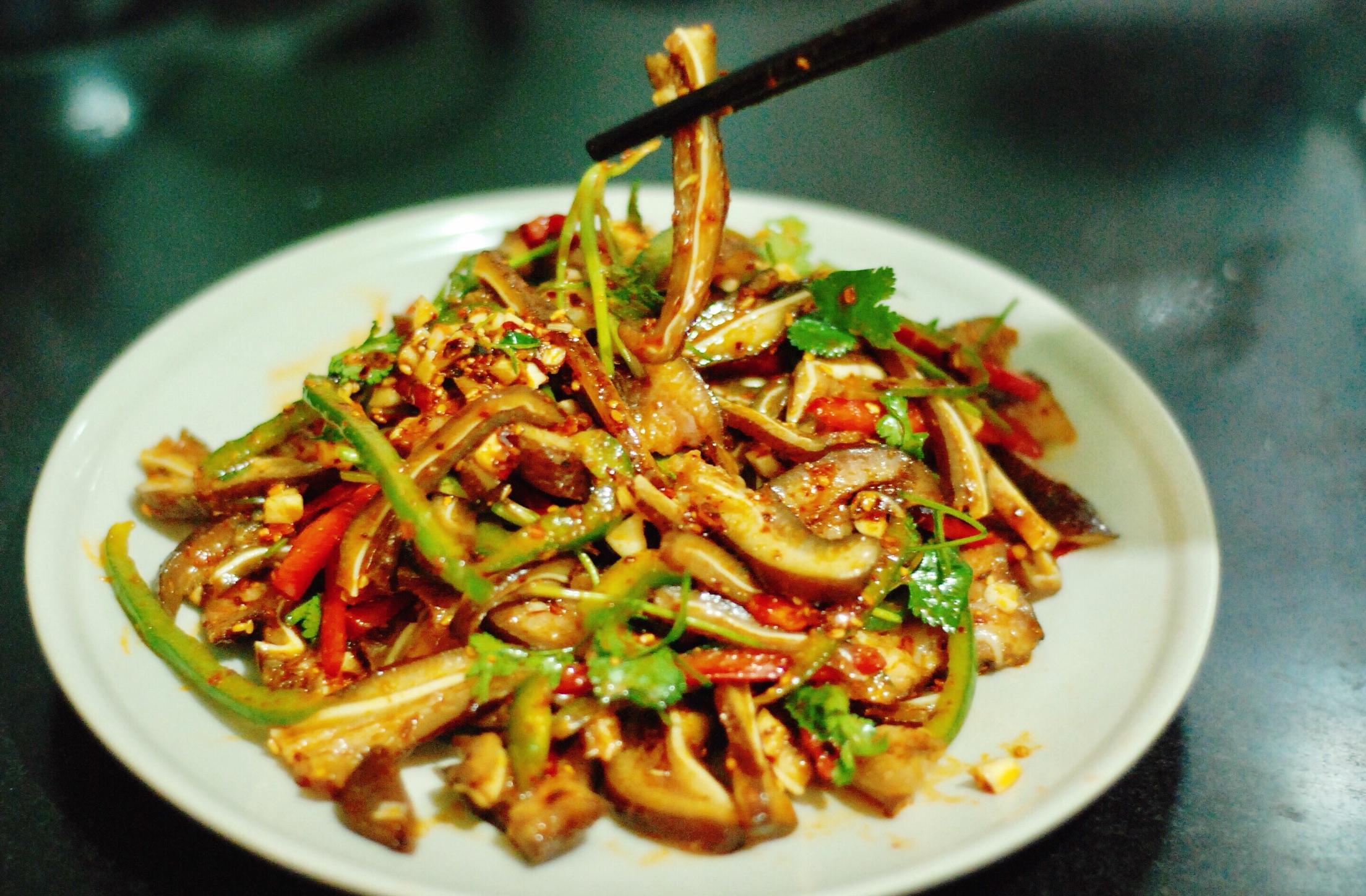 做凉拌猪耳,牢记此窍门,猪耳脆嫩鲜香,吃起来比饭店的还过瘾!