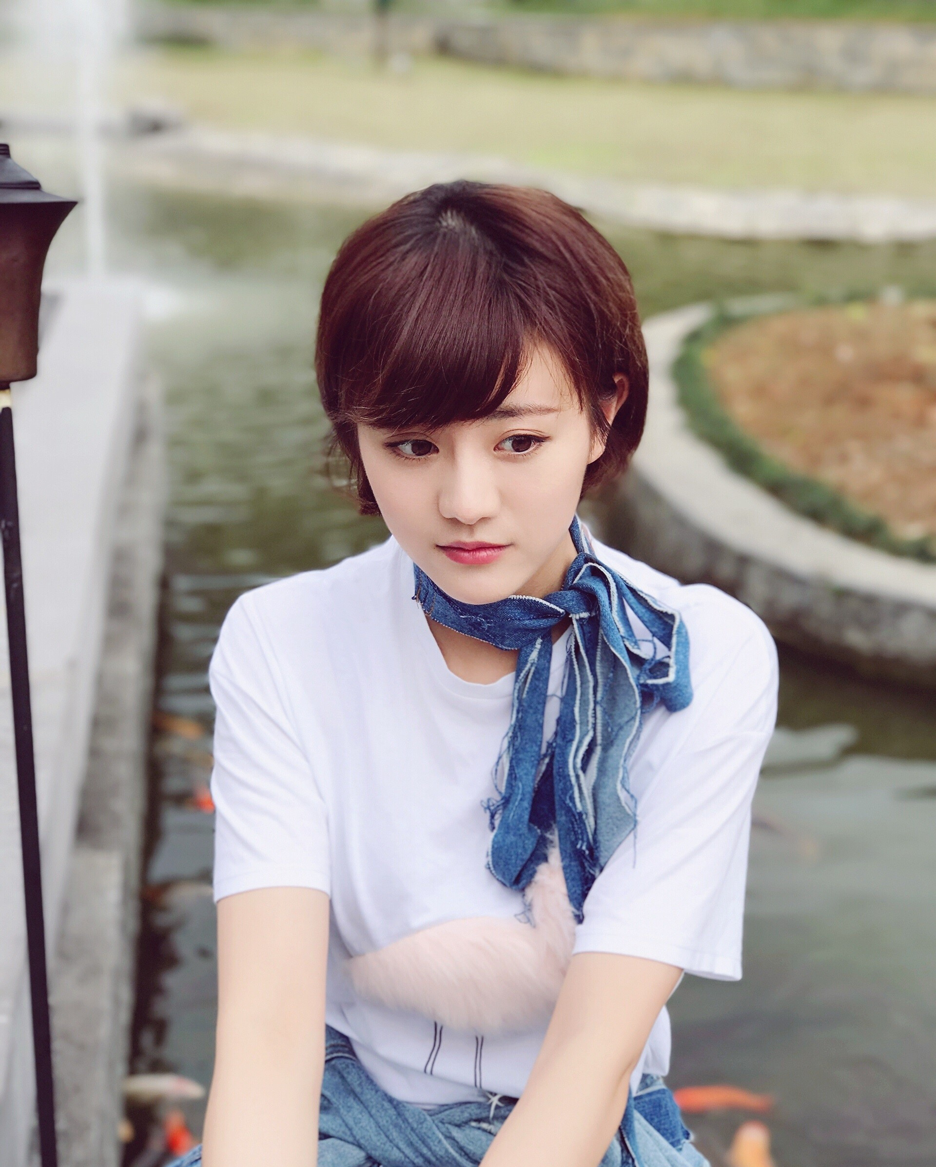 长相甜美,豪爽大气的气质,出类拔萃的外貌而被誉为女性偶像