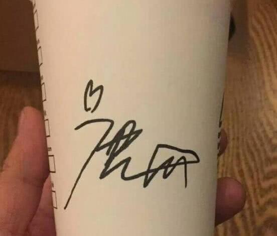 明星签名照,吴亦凡的签名镜头放大后,网友评价:这怎么做到的?