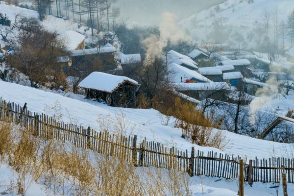 松岭雪村地处吉林,冬季冰雪覆盖率达95%以上,被誉为关东雪村