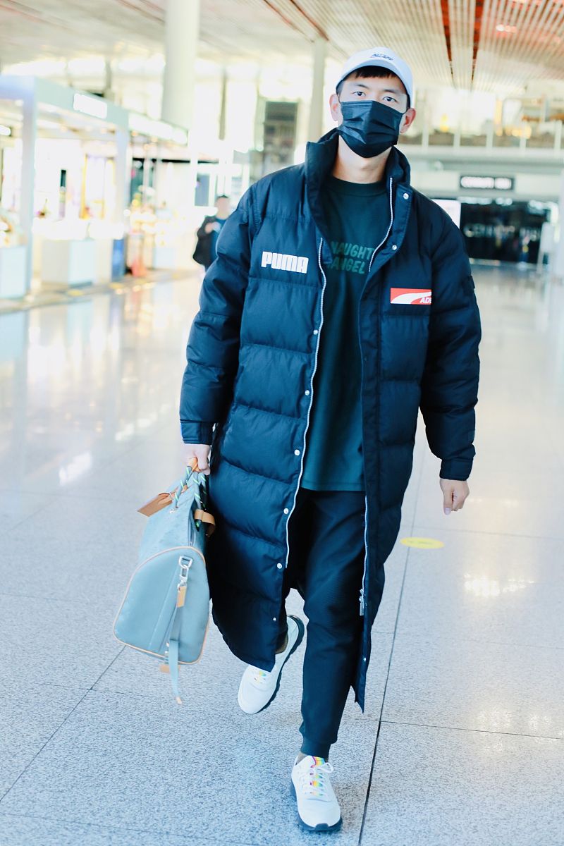 李现街拍:puma羽绒服lv老花行李袋 彩红球鞋高大帅气