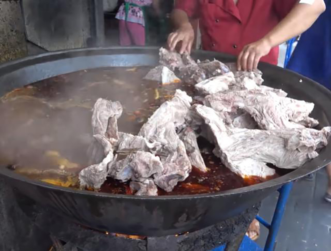 夫妻俩卖"霸气"小吃,2米大锅煮300斤,一斤24,吃货带着盆来买