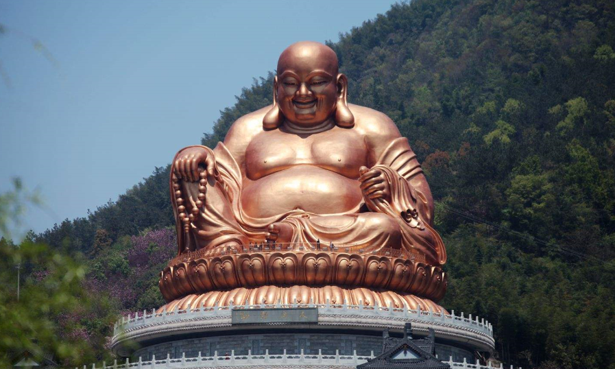 弥勒还有世界上最大的布袋僧像弥勒坐佛,高达19