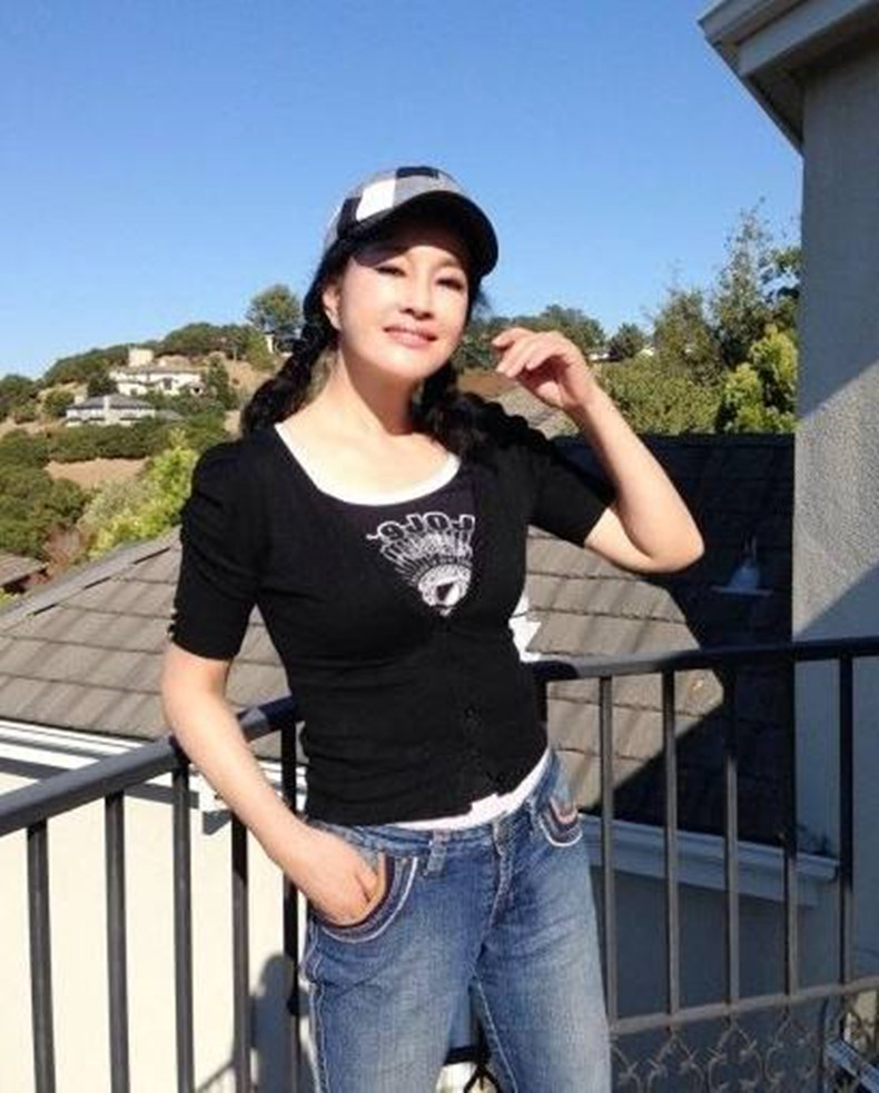 刘晓庆真敢穿!不惧63岁高龄,穿件"童装"走机场,尽显
