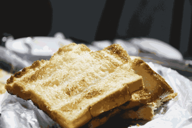 烤面包片可是没有的,一口咬下去全是东北的记忆啊,在吃完各种油油腻