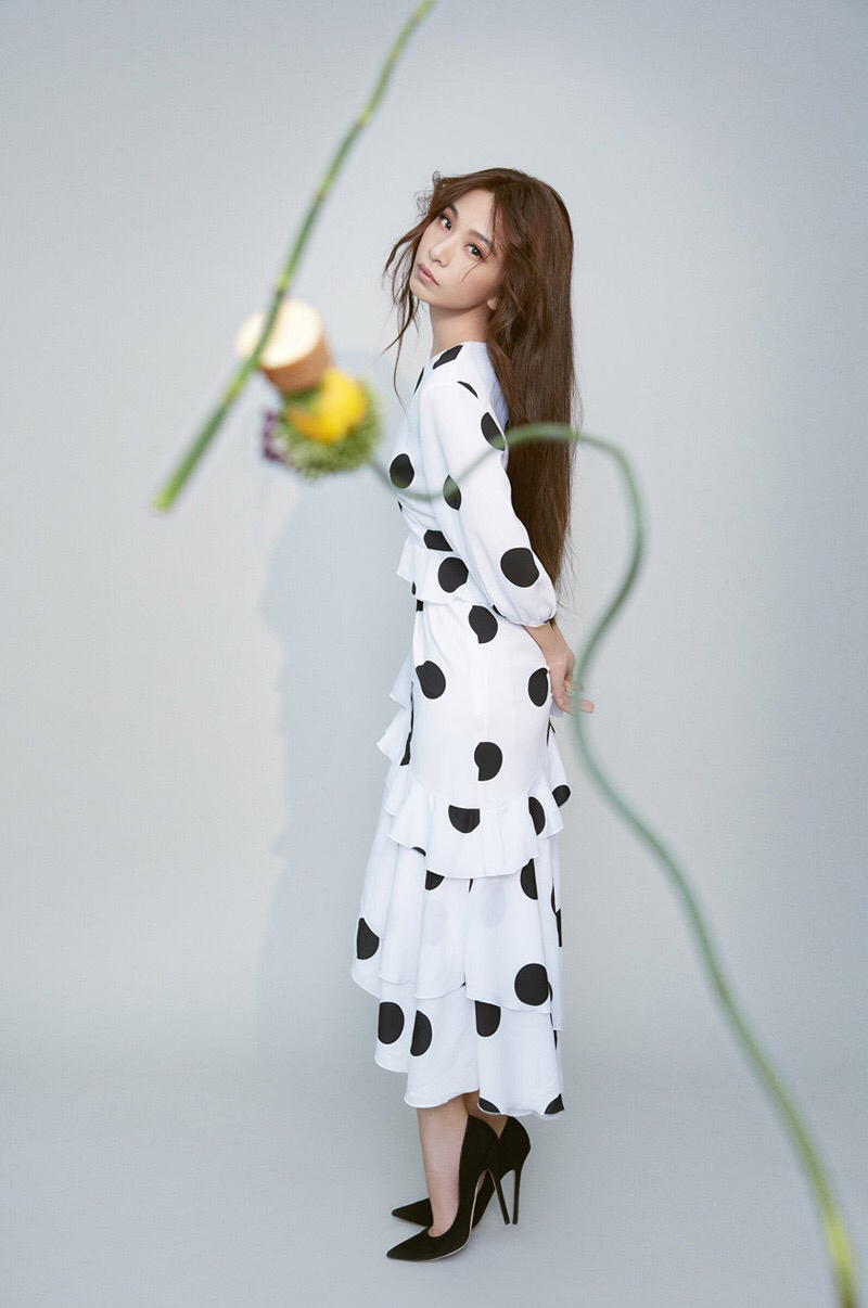 hebe田馥甄时尚写真,连换三套服装,黑白之间展现优雅迷人气质