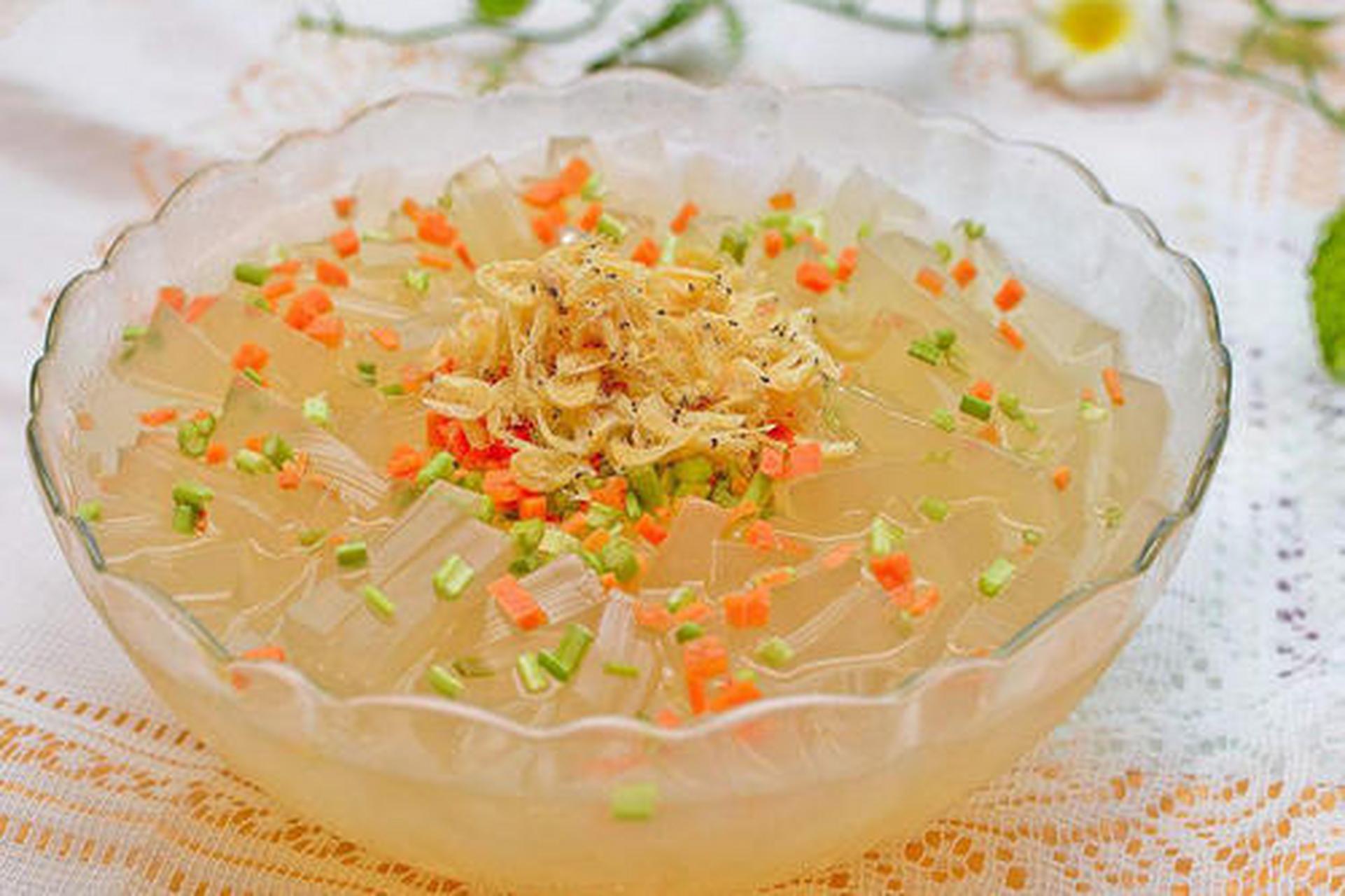 牛毛菜,将它晒干后上锅熬7—8小时,再过滤,晾凉后切成条形便成海凉粉