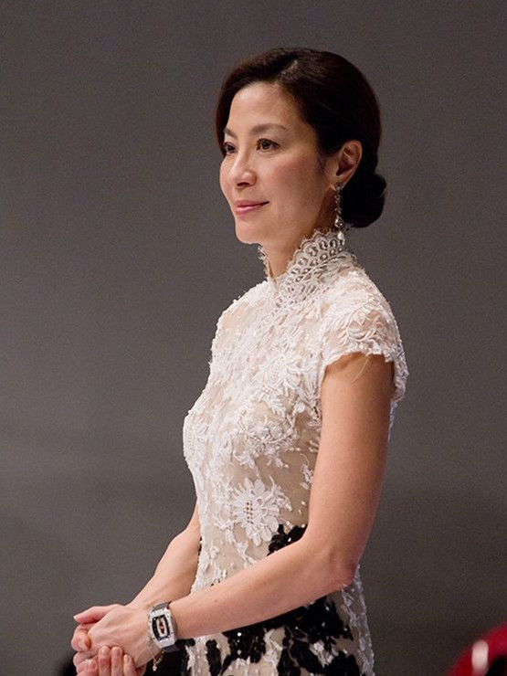 57岁杨紫琼纤细身材成亮点,不整容的脸就是抗老