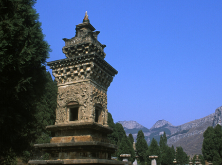 山东济南长清县灵岩寺环境优美,旅游放松的好去处!