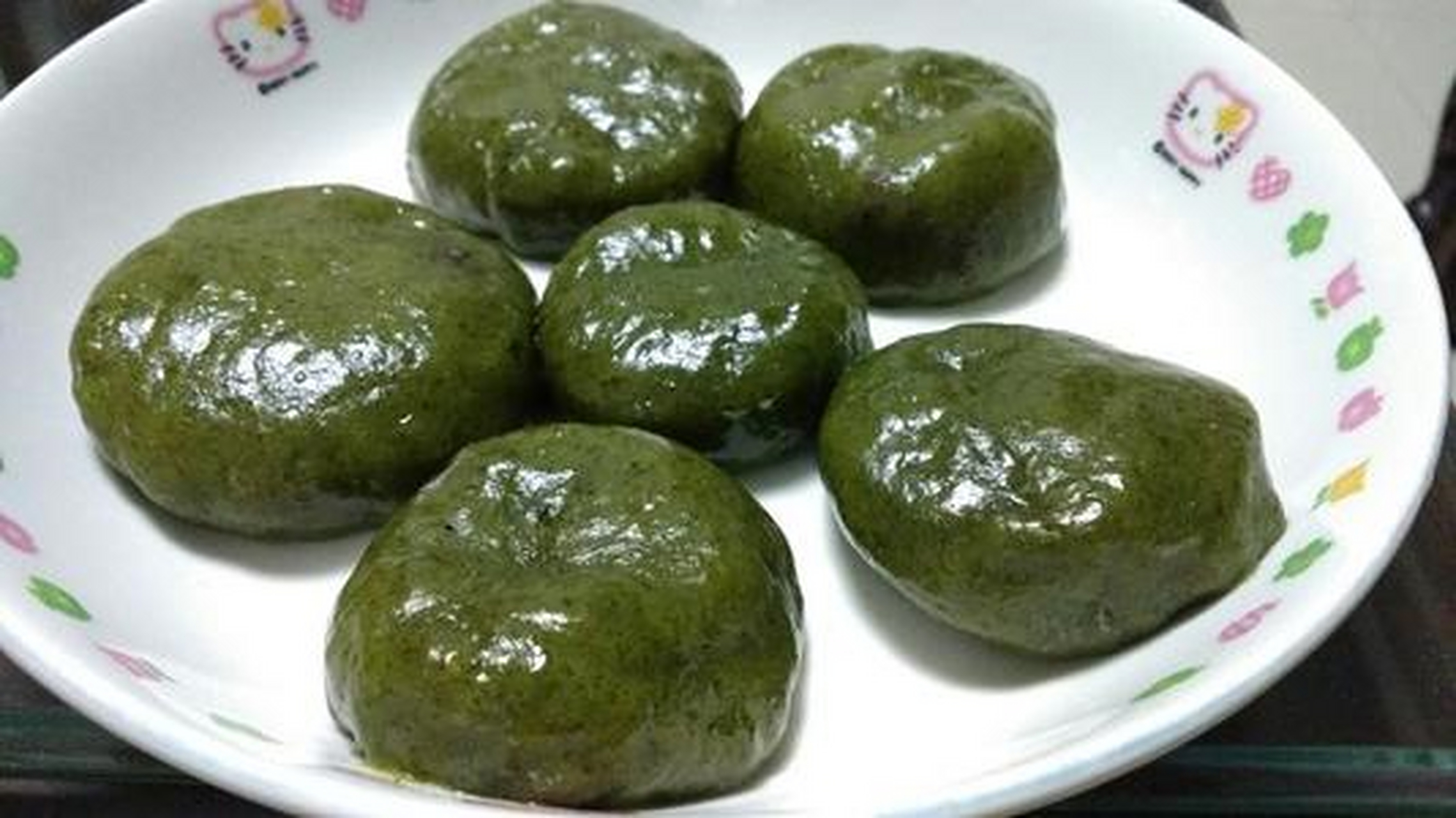 每年农历二月初二是大新县壮乡山村的"艾糍节".