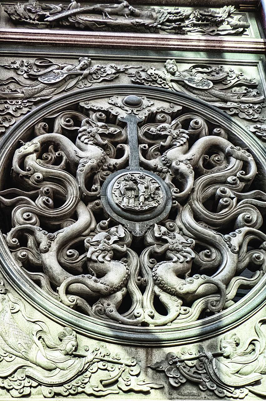 "徽州三雕"是一种具有徽派风格的传统雕刻艺术,它集砖雕,石雕和木雕