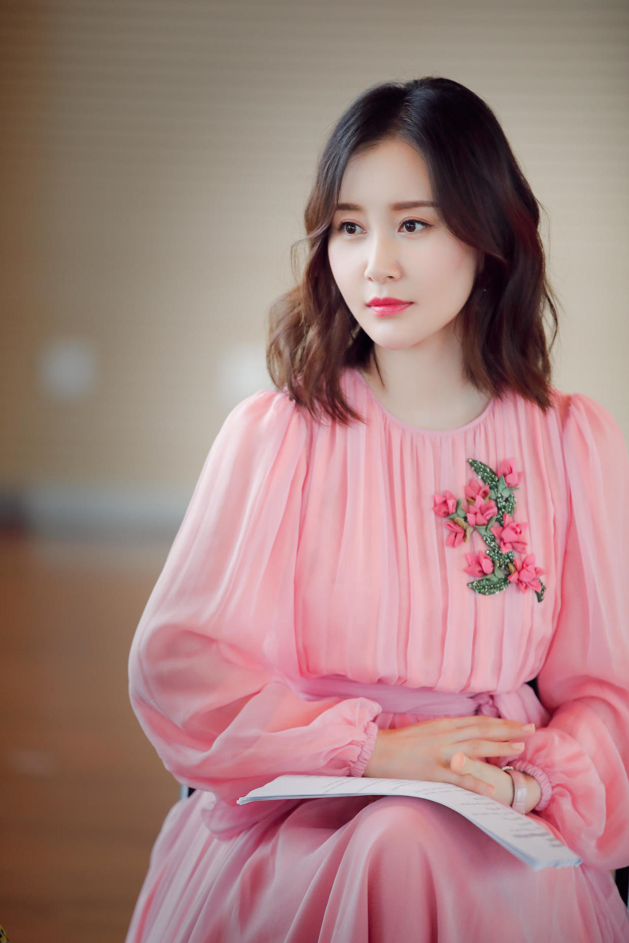 32岁舒畅依旧宛如少女!穿粉色连衣裙清新甜美,波波头短发超温柔