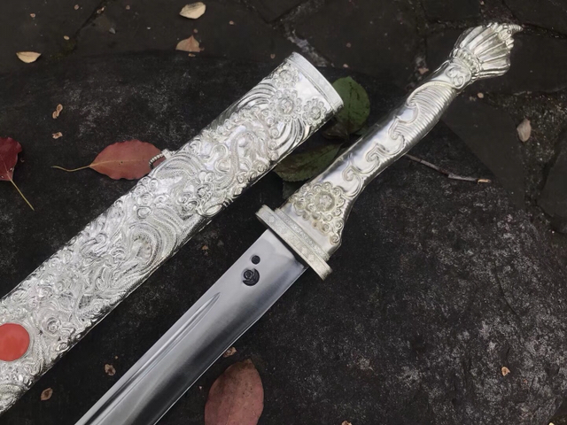 雪域藏刀 全手工雕刻白铜鞘材镀999纯银,镶嵌红宝石,刃材采用弹簧钢锻