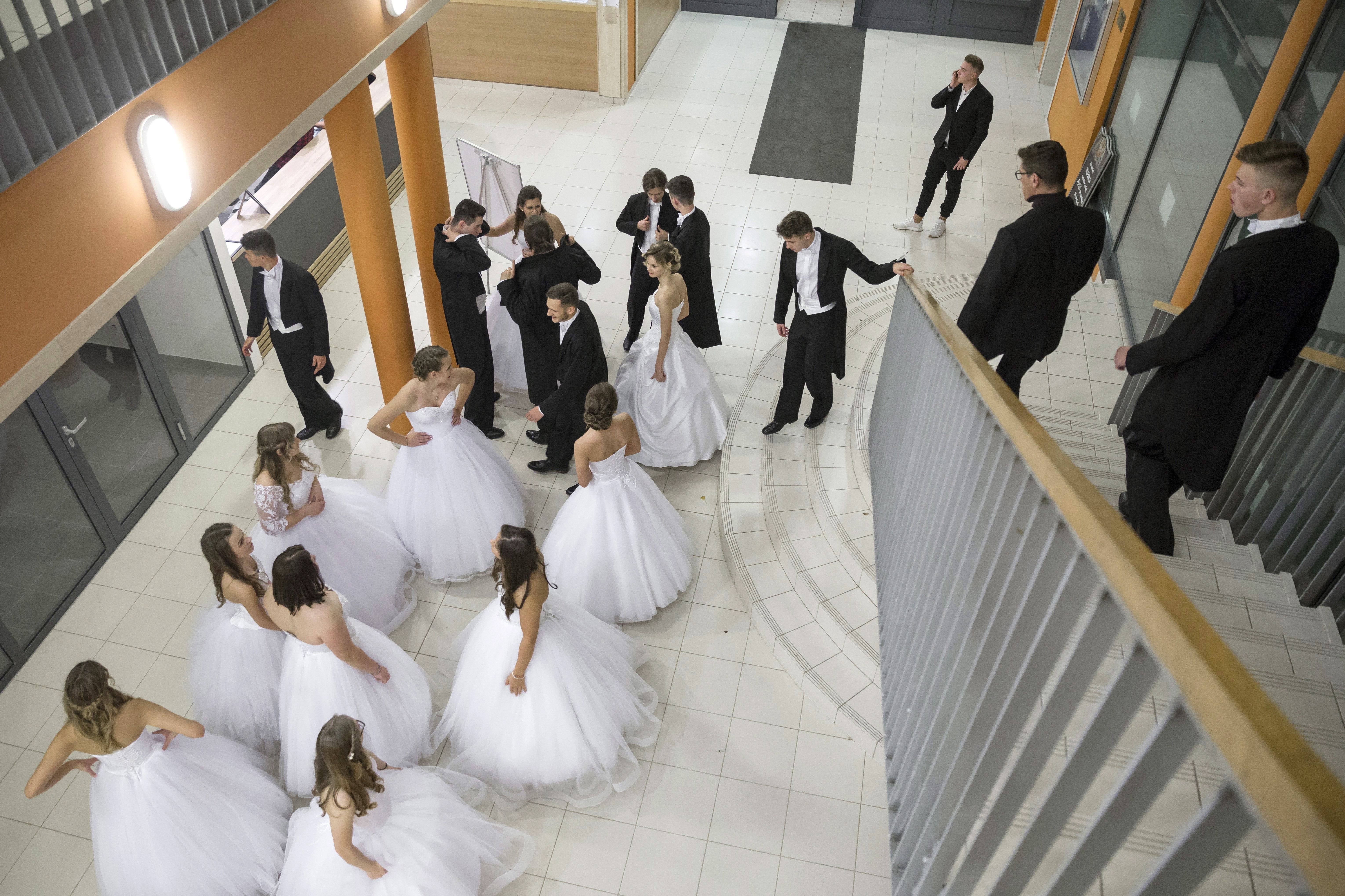 匈牙利高中生毕业舞会