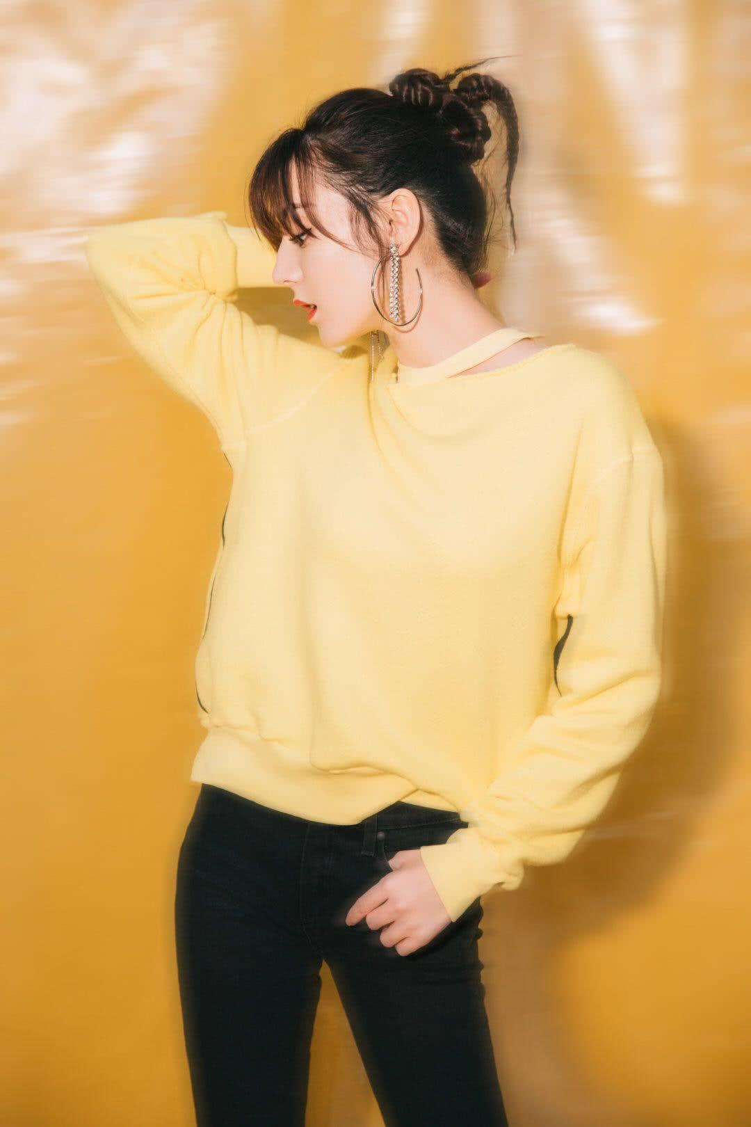 迪丽热巴换发型空气刘海辫子头显得窈窕玲珑