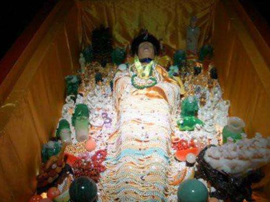 孙殿英在慈禧陵墓中发现了一件东西,嫌太脏给扔了,你们猜是什么