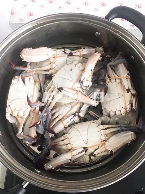 大妈洗梭子蟹被夹没注意,没想到有可能要截肢