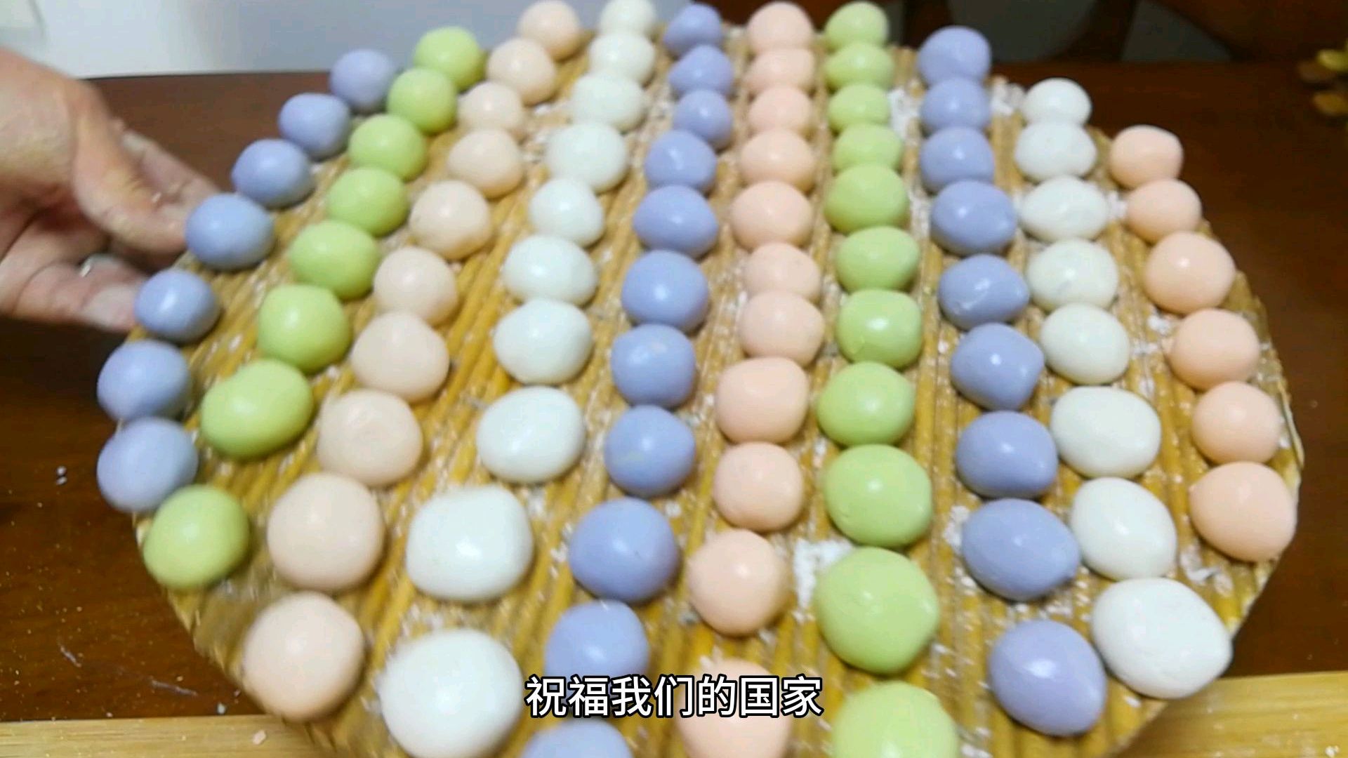 五彩汤圆好吃有诀窍,学会这样和面,香甜软糯,满嘴留香