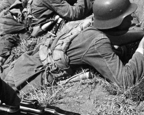 图为淞沪会战战场上装备精良的国军德械师