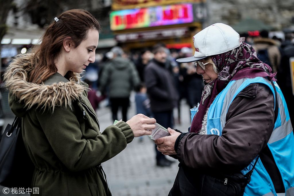 土耳其民众排队买新年彩票求转运 奖金高达1290万美元