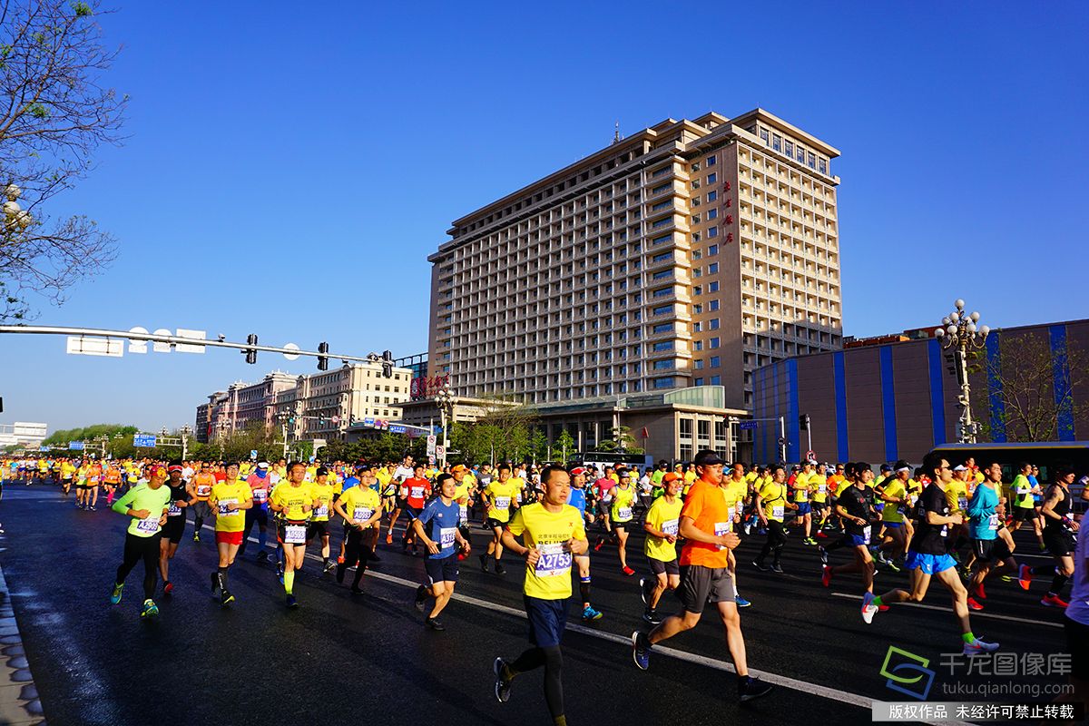 2019北京半程马拉松鸣枪起跑