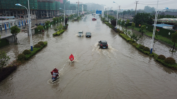 城事·长三角|长江下游地区暴雨如注,车辆"破浪前行"