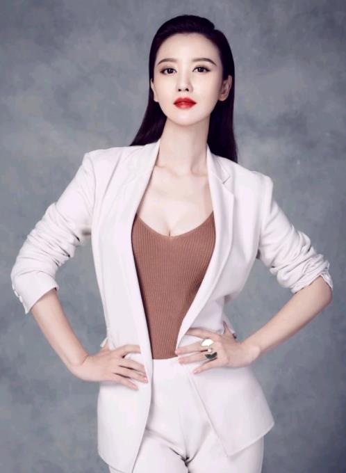 张萌,1981年3月6日出生于天津市,2004年,张萌获得第53届环球小姐中国