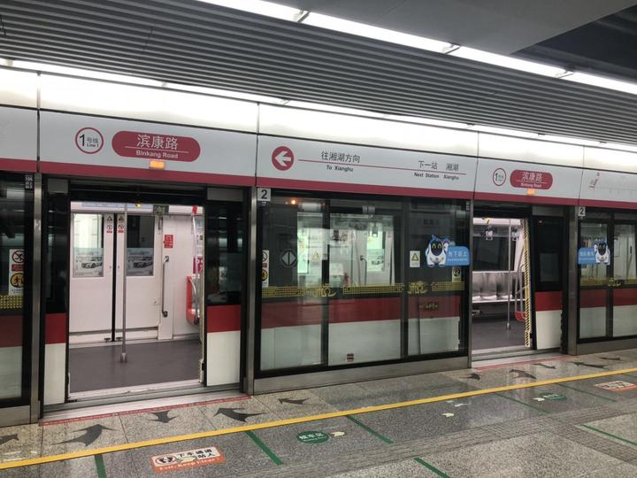杭州地铁站里发生紧急状况,随后而来的一幕蛮暖的