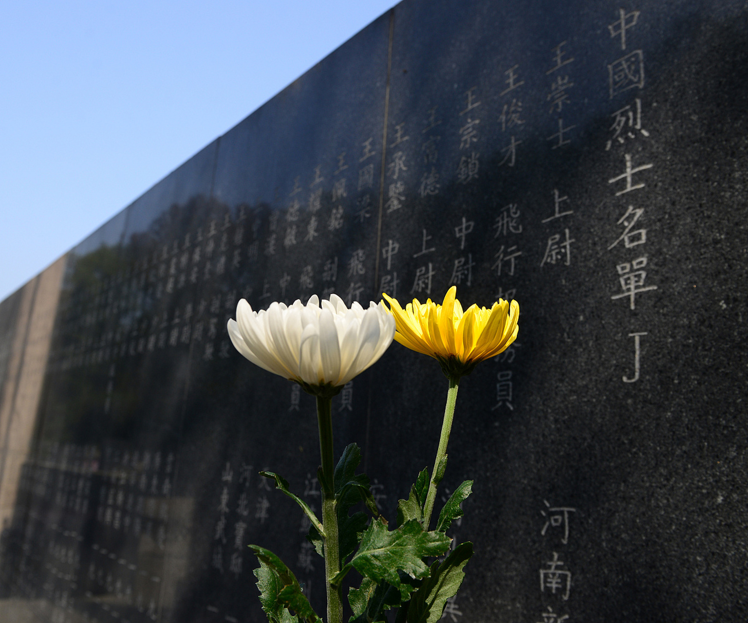 祭奠已故亲人一周年,是对逝去亲人的最后告别和追思.