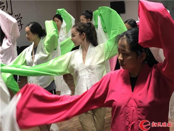 撩袖,抖袖,圆场,踢腿…当"洋学生"遇上京剧