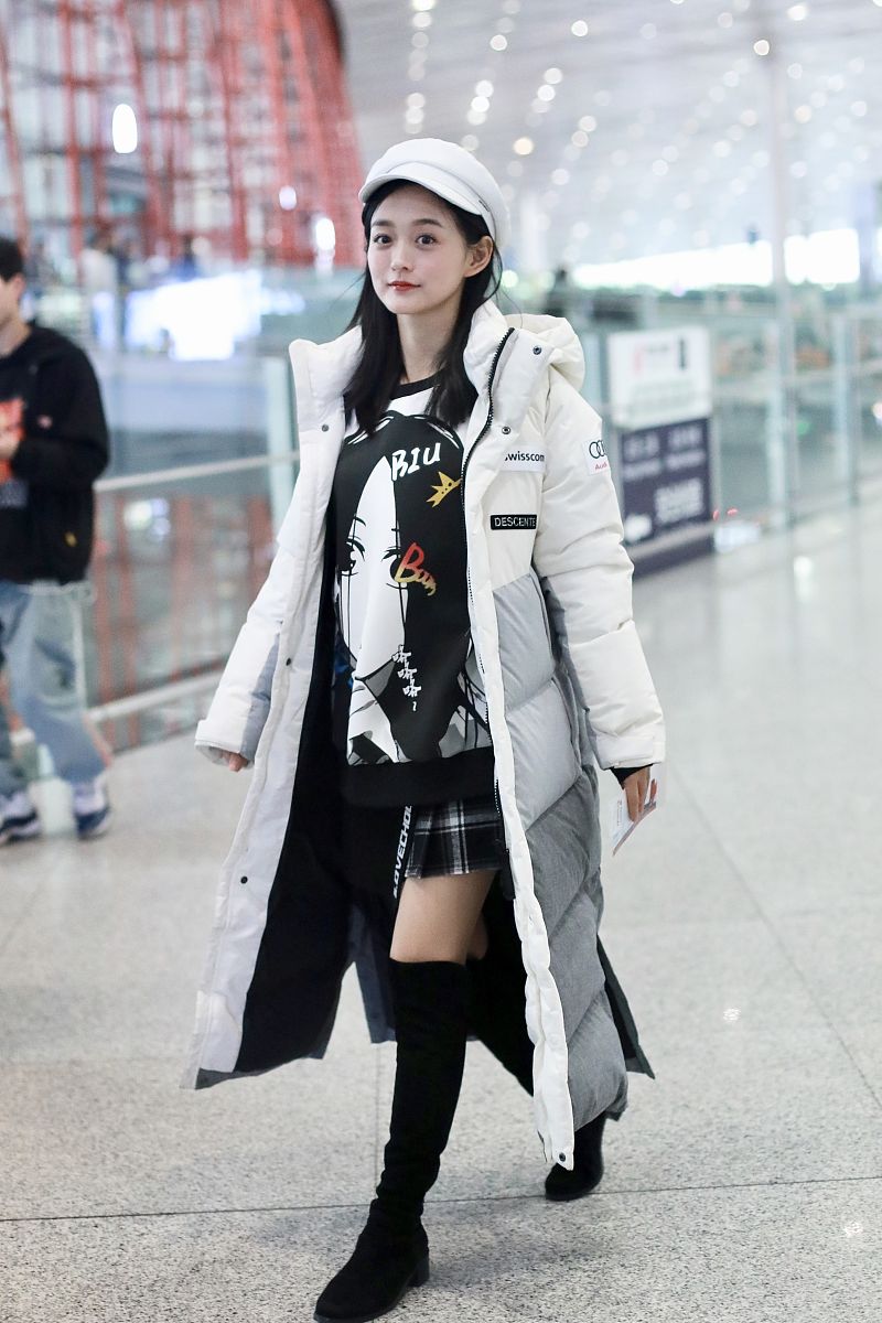 何泓姗街拍:白色羽绒服卡通卫衣balenciaga沙漏包 超短裙秀美腿