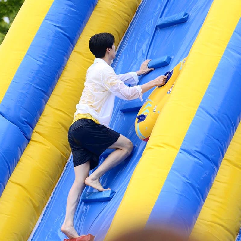 吴世勋赤脚攀登,网友:我只关心你的大长腿