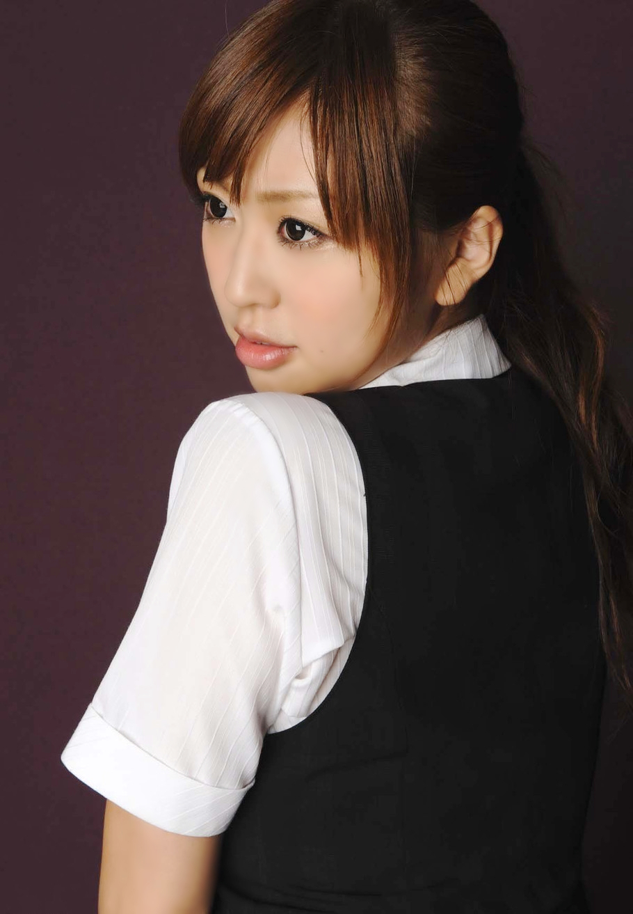 公司里一个衣着职业装的文雅工作女郎