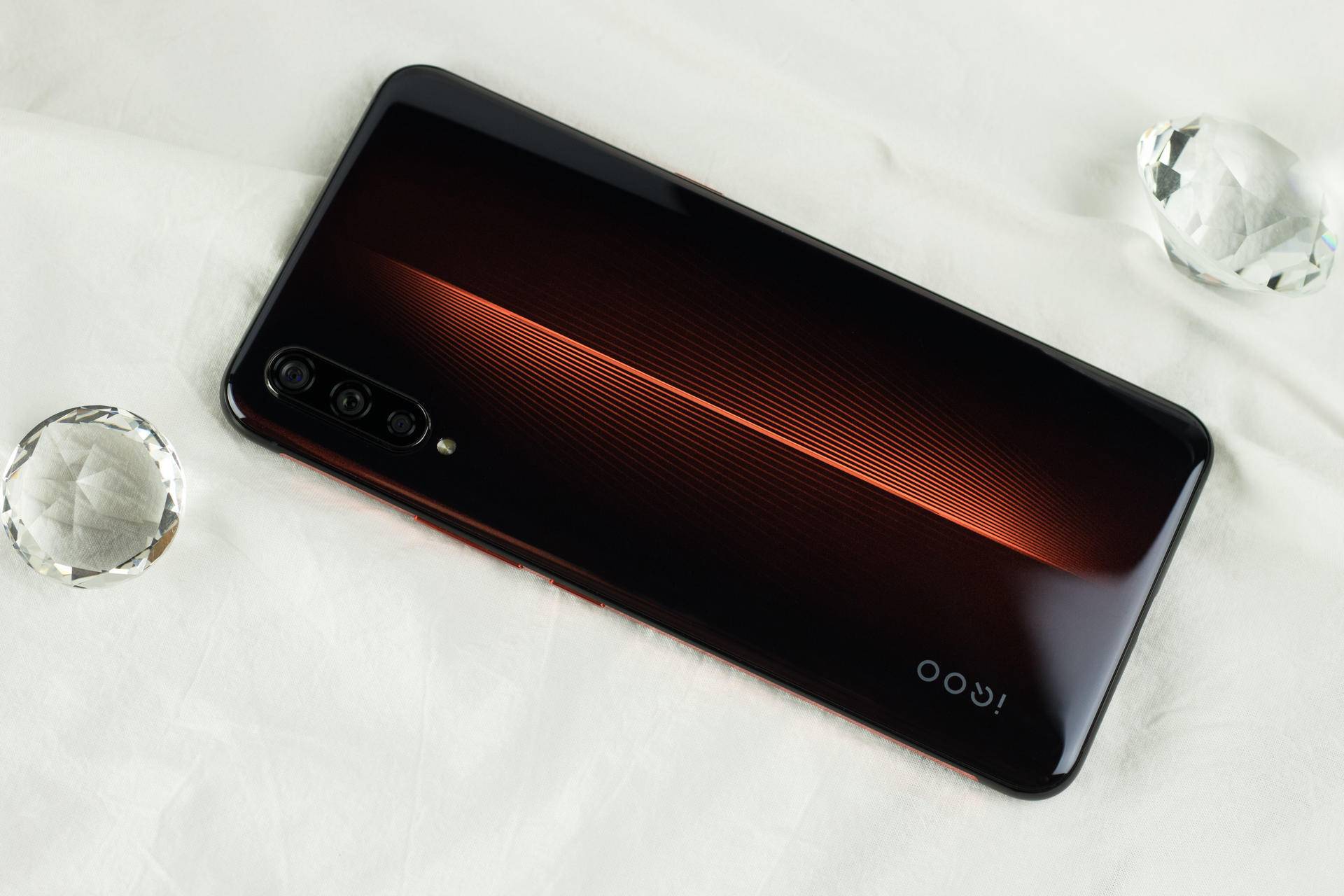 不仅仅是性能和配置的王者,iqoo熔岩橙究竟有多好看?