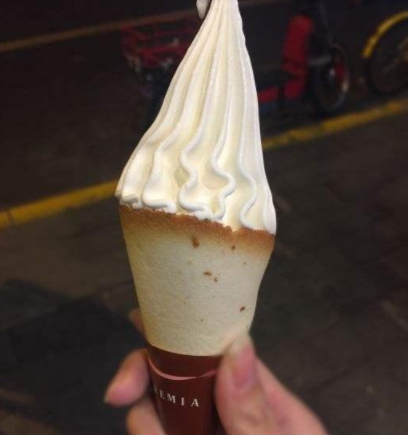 肯德基"超长"冰淇淋,吃完发现有"猫腻",网友:障眼法罢了!