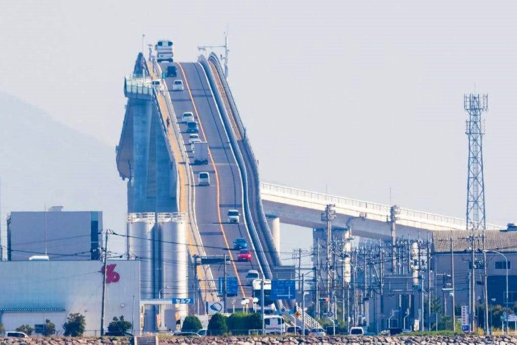 这样的桥你敢走吗?它被称为"死亡之桥",确定不是云霄飞车?